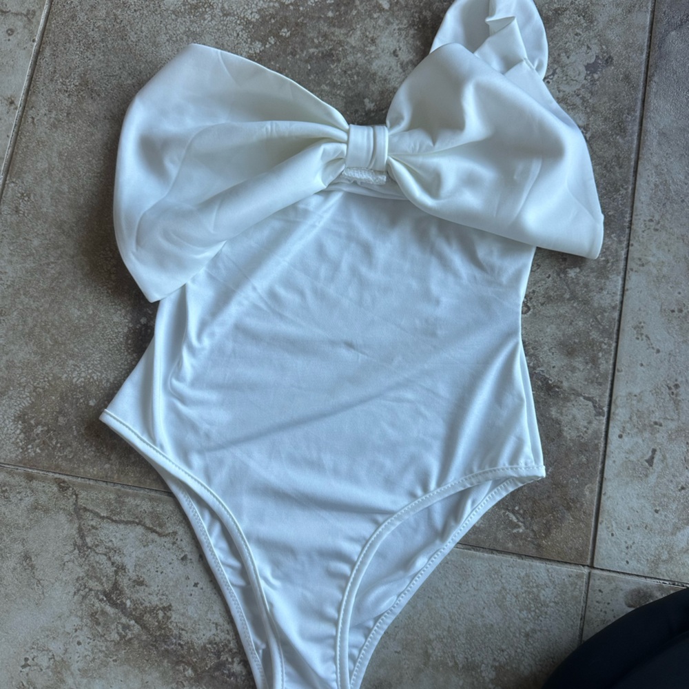 SHEIN White One-Shoulder Swimsuit with Bow Accent